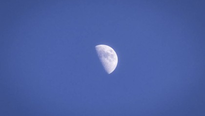 维尼修斯双响推迟巴塞罗那夺冠，西班牙人深陷保级泥潭：一场充满争议与精彩的西甲对决