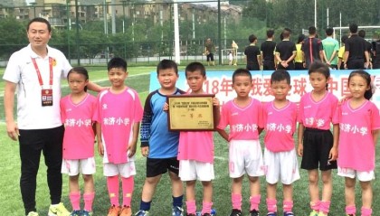 签下西甲球队职业合同的16岁少年刘凯源在重庆开启青训